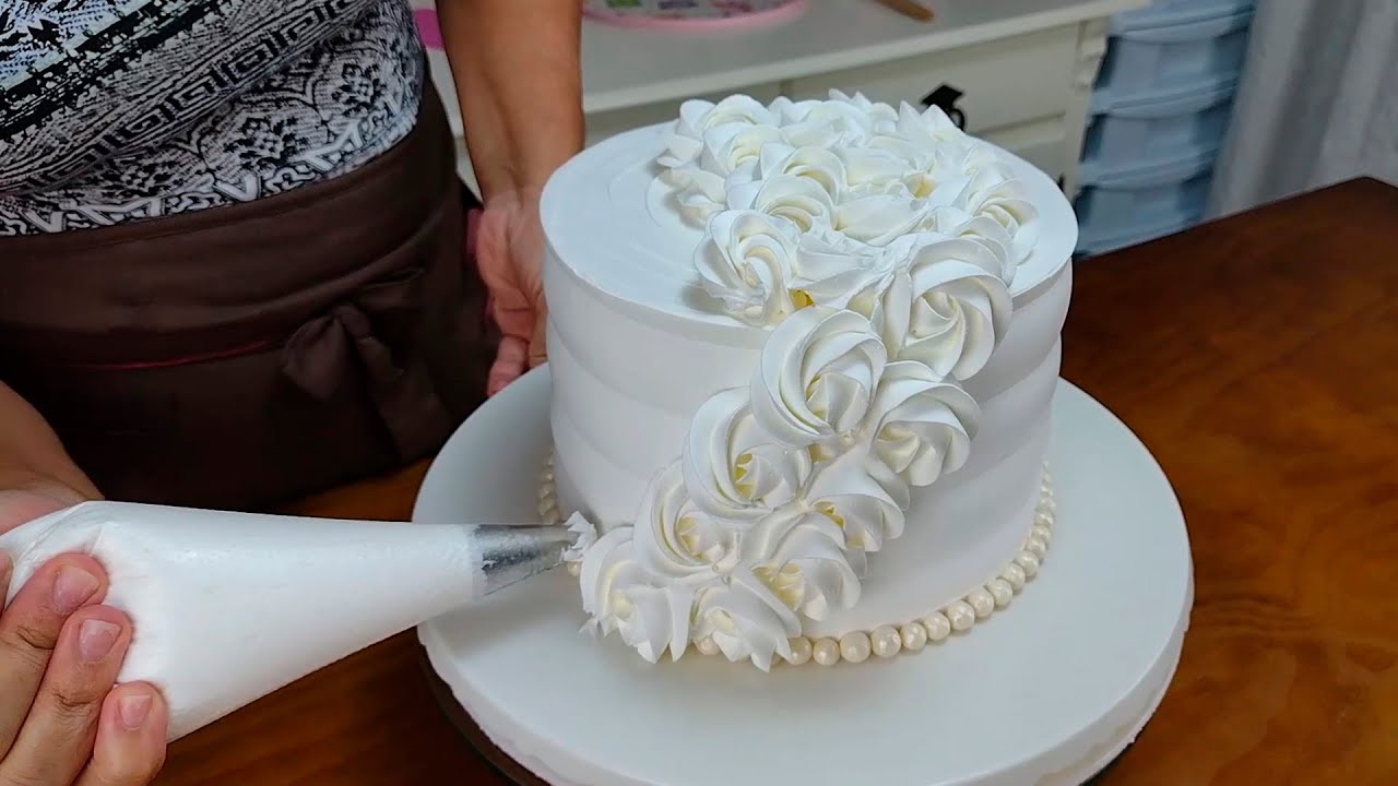 UMA DECORAÇÃO DE BOLO QUE VOCÊ VAI ADORAR🦋  / USEI A ESPÁTULA DE TEXTURA NUMERO 9 E O  BICO 1 M 😍