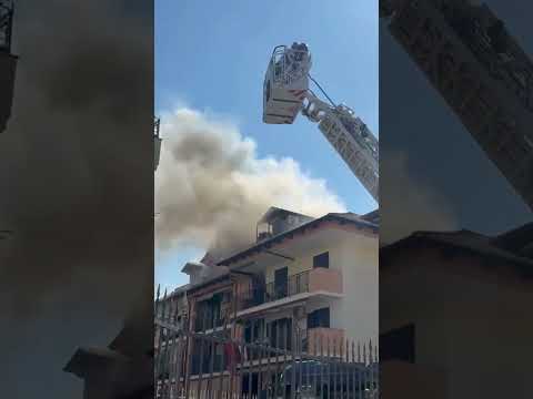 Video Incendio a Giugliano, brucia la mansarda in un palazzo