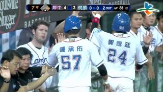 20130830 CPBL 犀牛VS桃猿 7下 葉竹軒再補一刀 打成三游方向穿越安打帶2分打點