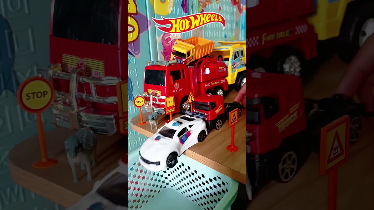 Mobil polisi membawa truk oleng dan mobil mainan kembali naik 