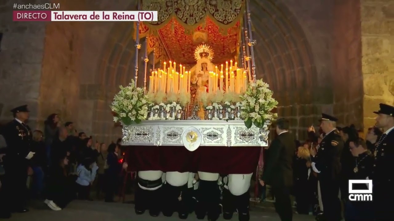 De rodillas sacan a María Santísima de Gracia y Amparo | Semana Santa 2025