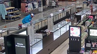 Man smashes case with hammer; steals about $51,000 worth of jewelry from Matthews Kohl’s