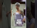 Festmode aus Satin, figurformend und klassisch elegant