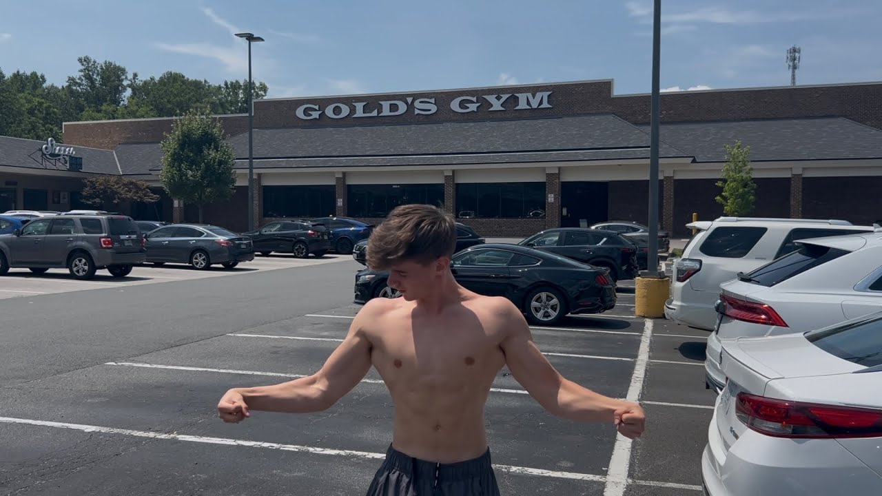 I got into Golds Gym for FREE! Tren Twins pre workout Vlog 