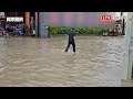 高雄仁武強降雨多處積水 民眾涉水通行險象環生