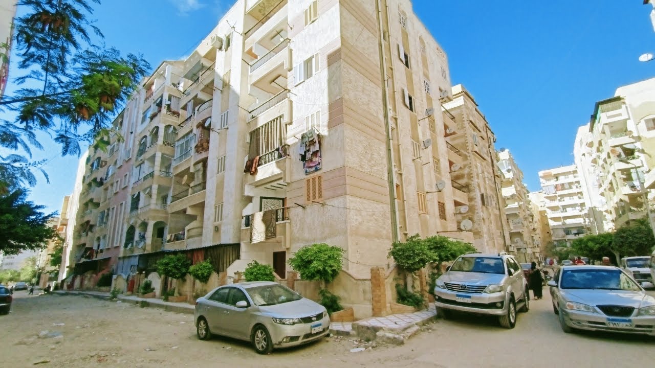 للبيع شقه ناصية مساحه ٩٠ متر صافي ناصيه علي شارعين صحيه وجيده التهوية الغرف والريسبشن كلهم ع الشارع