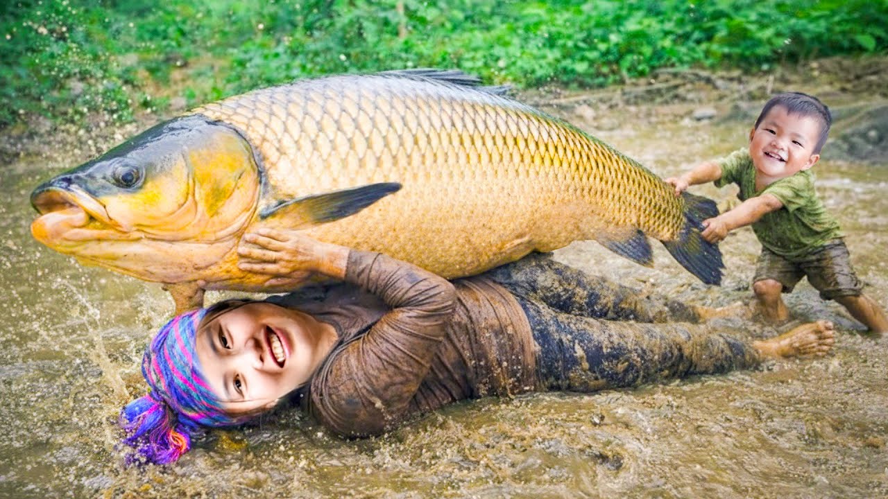 Catching Giant Carp with Bare Hand to Sell at Market - Grow Flowers with My Kids