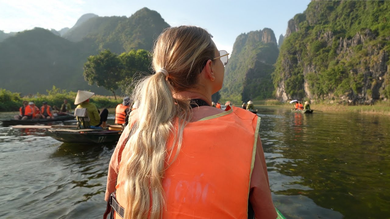 Most beautiful place in VIETNAM 🇻🇳 Exploring Ninh Bình - boat tour & Mua caves