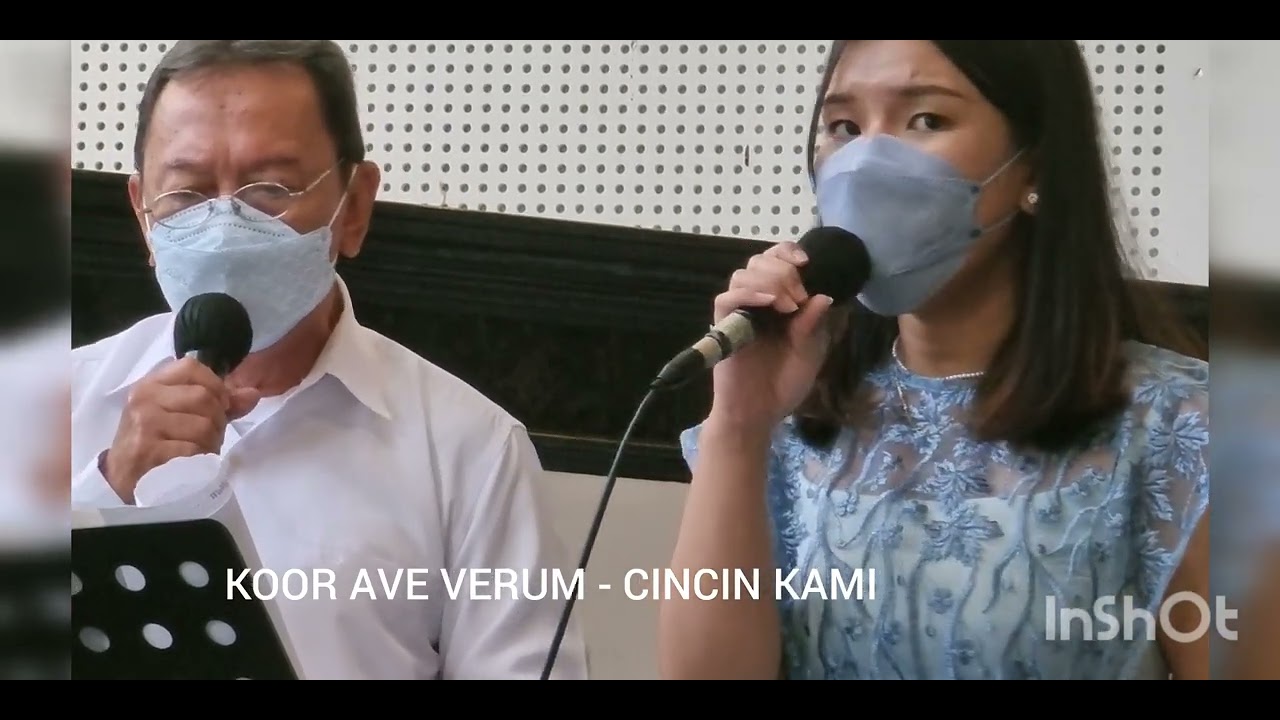 CINCIN KAMI - Mengharukan , lihat yang muda sigap membantu seniornya.