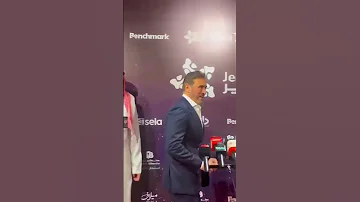 لحظة دخول القيصر كاظم الساهر الى مؤتمر صحفي في جدة 
