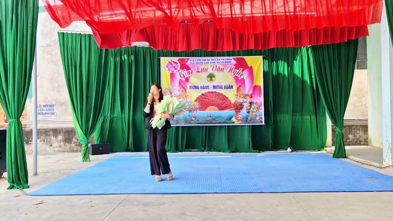 Chị Tình phó ctMTTQ xã Cưprao vui VN mừng đảng mừng xuân cùng clblth thôn 2 và Eaknôp