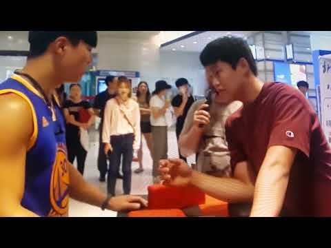 팔씨름 왕 팔뚝이 여자 허벅지보다 크다 대단해요(4)