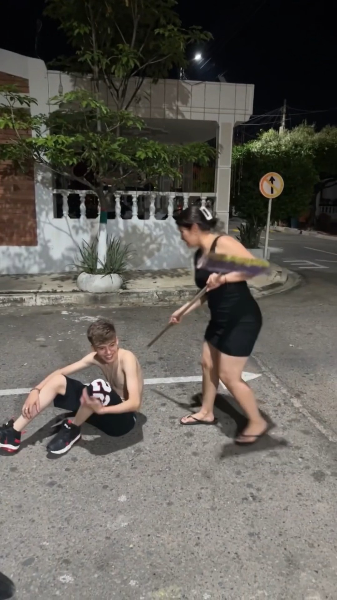 DEJA DE ANDAR CORRIENDO TE VAS A CAER ??#humor #cosasdefamilia #comedia #greenscreen #fypyoutube