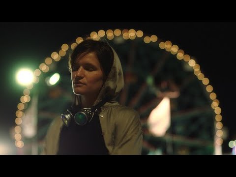 Adrianne Lenker - symbol