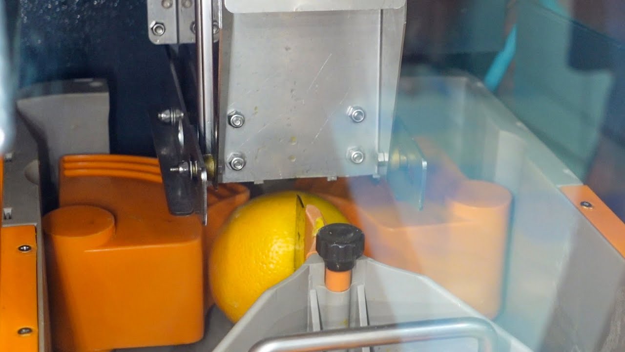 ⁣Fresh Orange Juice Vending Machine in Taiwan