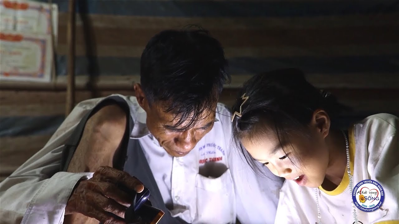 Cha già, một mình bán vé số nuôi con mọn