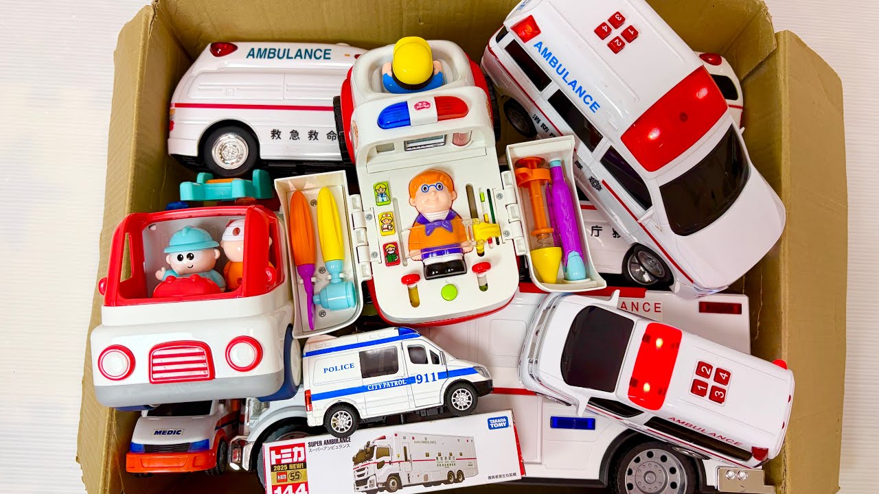 救急車のおもちゃを箱から取り出してボタンを押してチェック!走行させて遊んだら、楽しくおかたづけ開始です!
