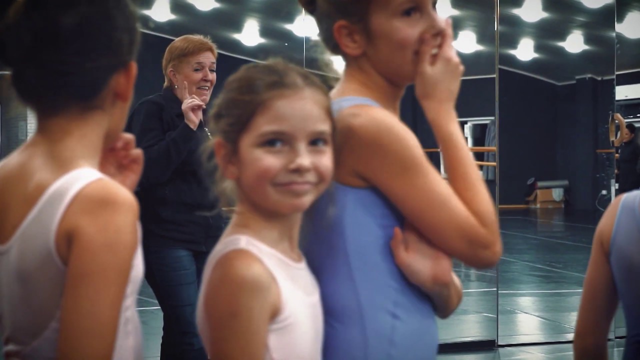 KÉSZÜLNEK A KARÁCSONYRA A KIS BALETTOSOK