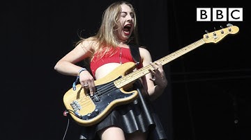 Haim performs Fleetwood Mac
