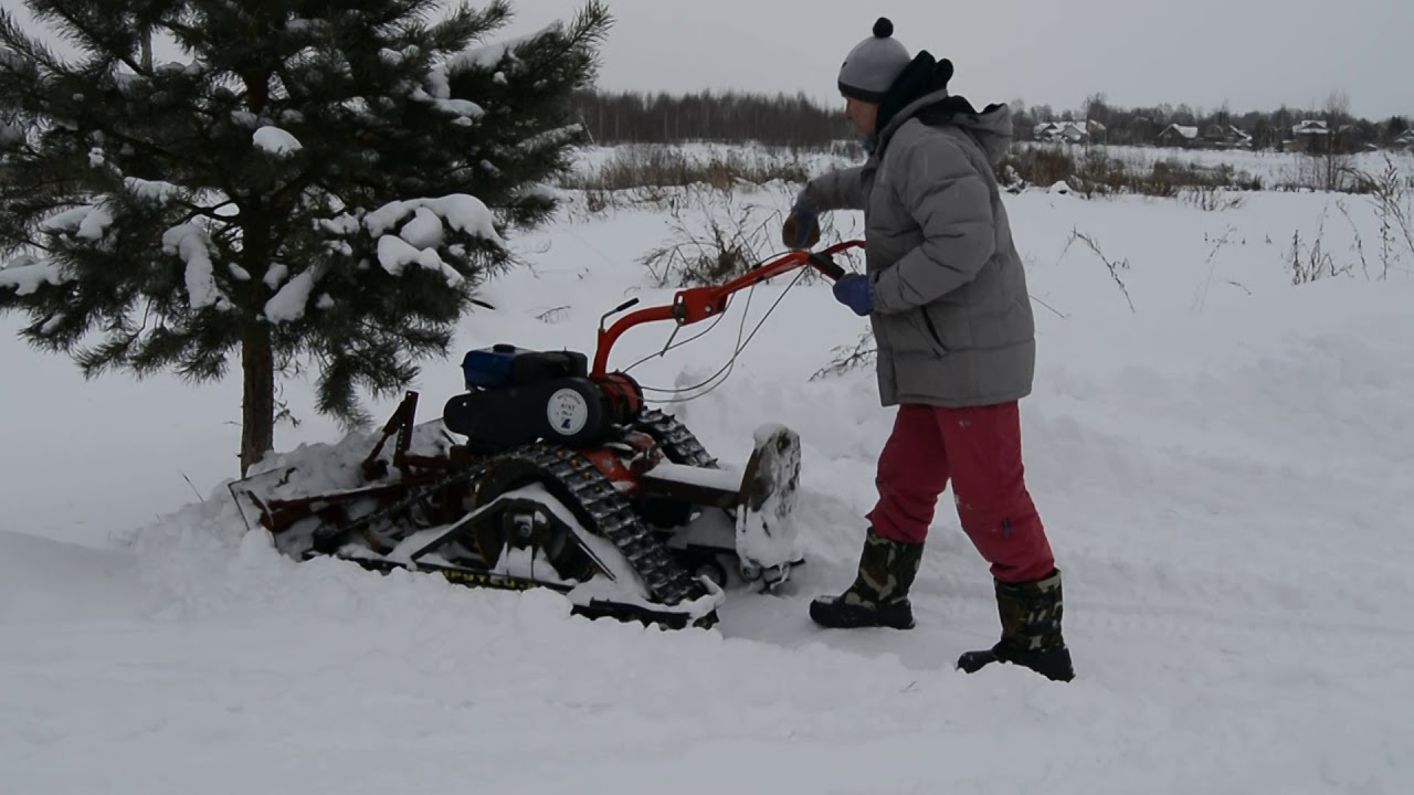 УБОРКА СНЕГА МОТОБЛОКОМ НА ГУСЕНИЦАХ КРУТЕЦ.РФ - YouTube