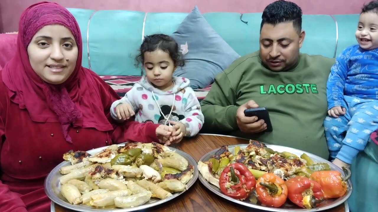تحدي اكل على اكبر ثانيتين محشي فلفل الوان وكوسه وبتنجان ابيض واجنحه الدجاج 😋
