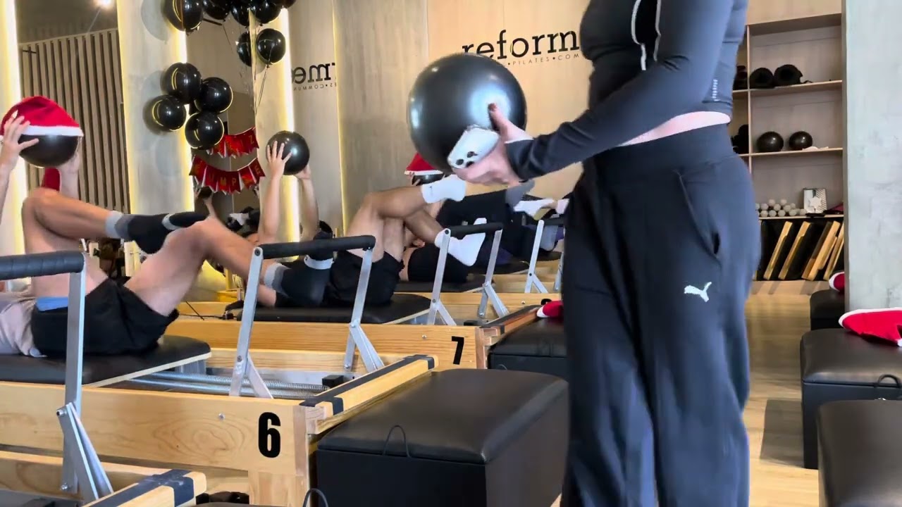 Clase de Pilates reformer mixta