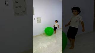 عمر فرقع البالونات بالقلم 🎈