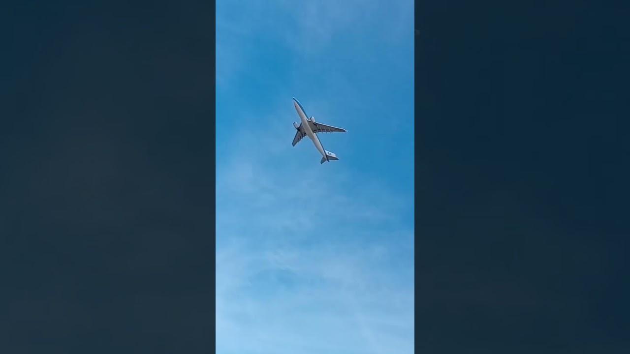 KLM A330 VERY LOW TAKEOFF 