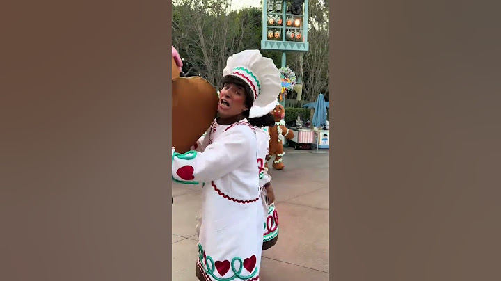 COOKIE LOOK AWAY!!! 😱🫣🤭 #disneyland #christmasparade #gingerbread