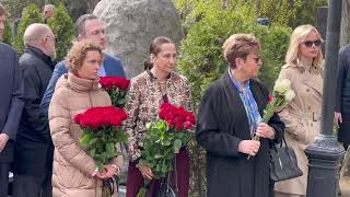 Родственники и друзья на могиле Владимира Жириновского в день рождения / Новодевичье кладбище