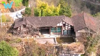 Being given an old house in the countryside, the poor man happily renovated it