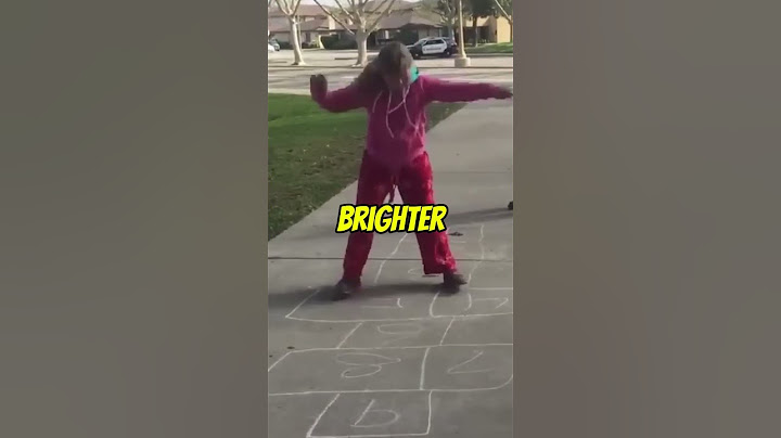 Cop cheers up homeless girl by playing hopscotch with her! 😇🥹 - Wholesome Moments #shorts