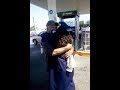 UNIVERSITARIA ORGULLOSA DE SU PAPÁ LO VISITA EN GASOLINERA DONDE DESPACHA