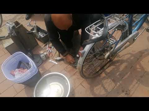 How to mend bicycle tires.大爷竟这样补胎，太简单