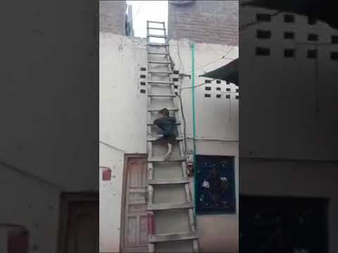 اغرب طريقة لصعود و نزول السلالم