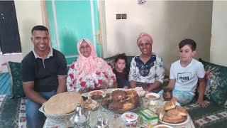 خديجة فرحانة بالضياف لي عيدو معاها وشاركات معاكم فطورها بالتقاليد المغربية?