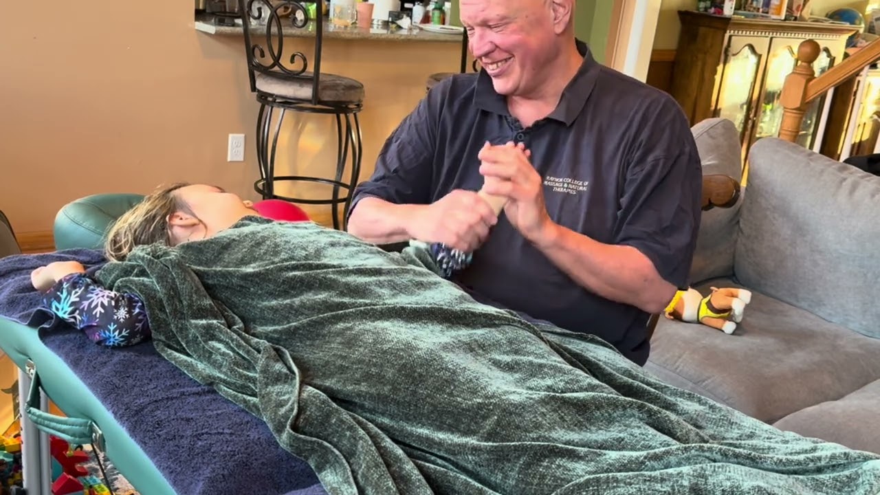 Рефлексотерапевтический массаж рук для детей. Брэндон Рейнор делает массаж своей дочери Элли, час...