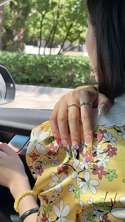 Put on miumiu's skirt, put on Byskire's nails, and go on a date with crush. #nails #simplenails
