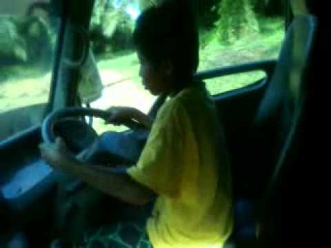  anak  kecil berumur 11  tahun  menyupir truck YouTube