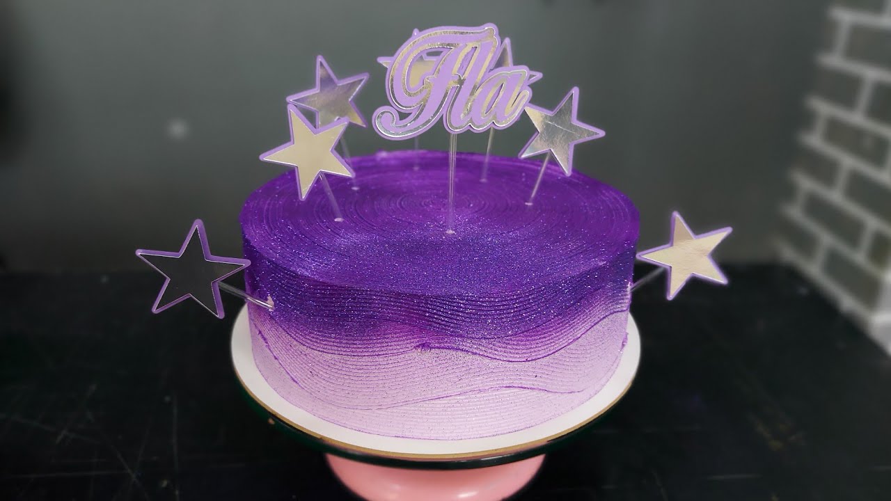 Decoração simples e delicada / bolo dia das mães ,detalhe em lilás com  glitter Roxo . 