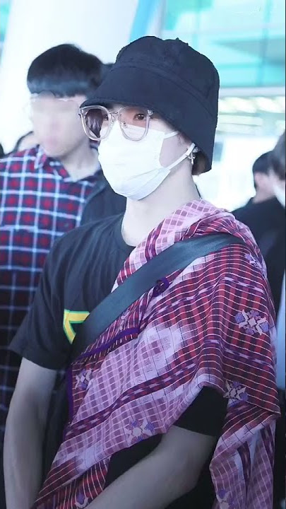 taeyong X sarung style airport tetep aja keren😭 #wadimor #taeyong #haechan #johnny #mark #jaehyun 💚🌱