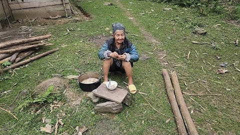 Tin làm nhà Bà cụ 70 tuổi sinh tồn trong rừng nồi cháo gà ngon khó cưỡng. Nguyễn Tất Thắng