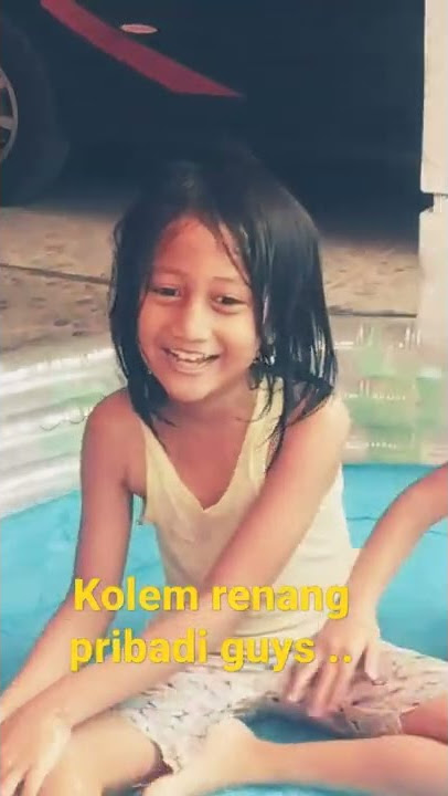 mandi di kolam renang...