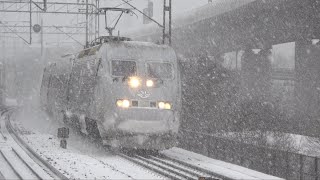 Tåg i Årstaberg under snöstorm - April