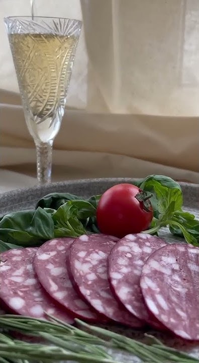 Московская - колбаса варено - копченая с акцентом мускатного ореха ...