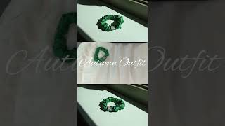 EMERALD 💚 ✨ OOTD #smallbusiness #smallbusinessowner #hairaccessories #naturalhair #silkscrunchies