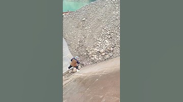 The pebbles with mud are also unloaded smoothly even by a person with a shaved head. #Ship unloadin