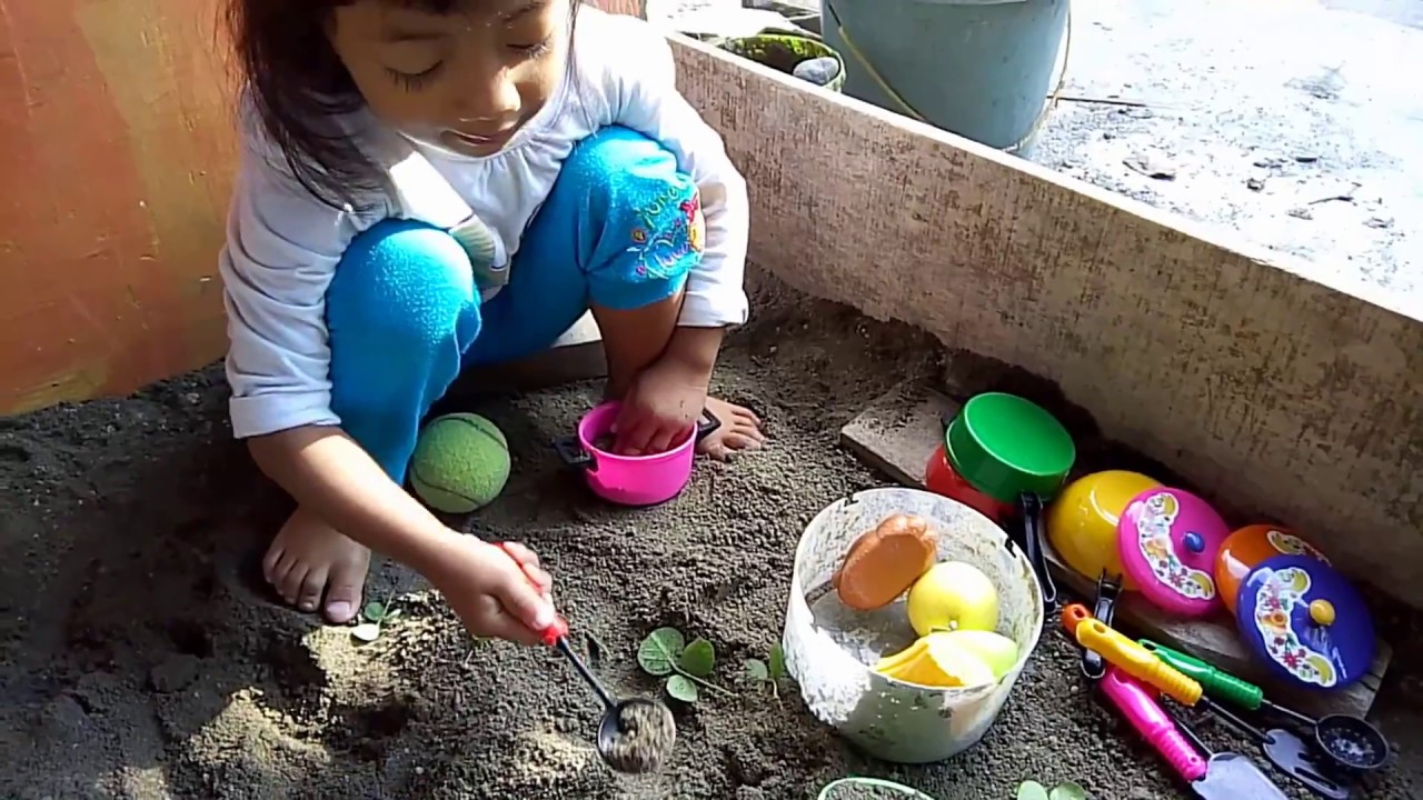 Asik bermain masak masakan di pasir Funny baby makes ice Asik bermain masak masakan di pasir Funny baby makes ice