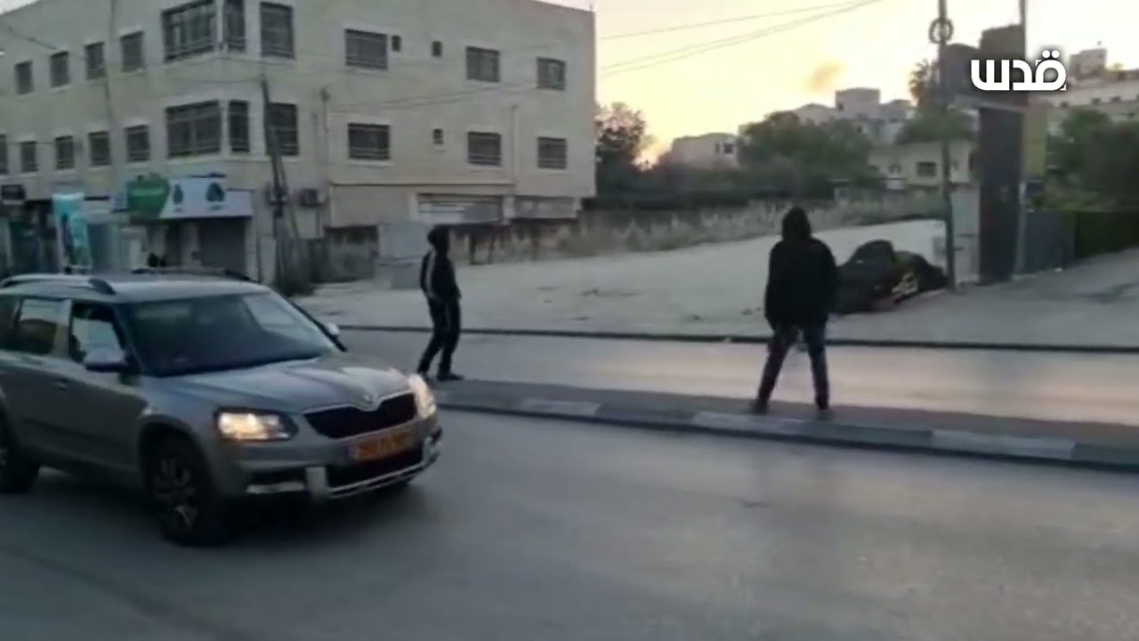 مشاهد من اعتداءات المستوطنين في حوارة جنوب نابلس أمس.