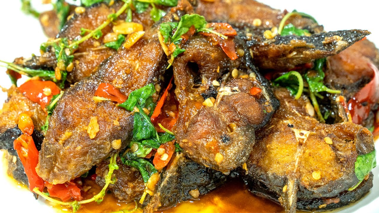 ผัดกะเพราปลาดุกทอด กรอบเผ็ดร้อนซอสผัดกะเพราเข้มข้น